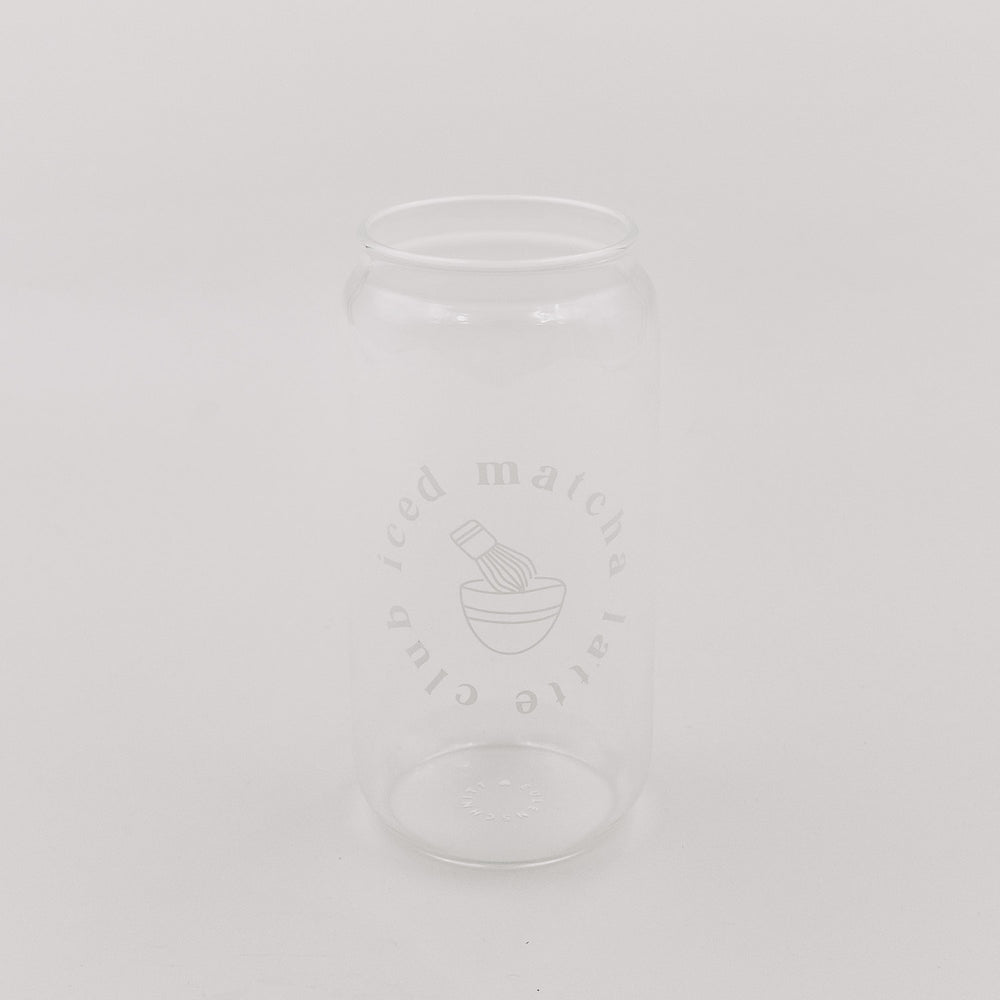 Leeres, transparentes Glas mit minimalistischem Matcha-Print. Das Glas steht vor einem schlichten, hellen Hintergrund.