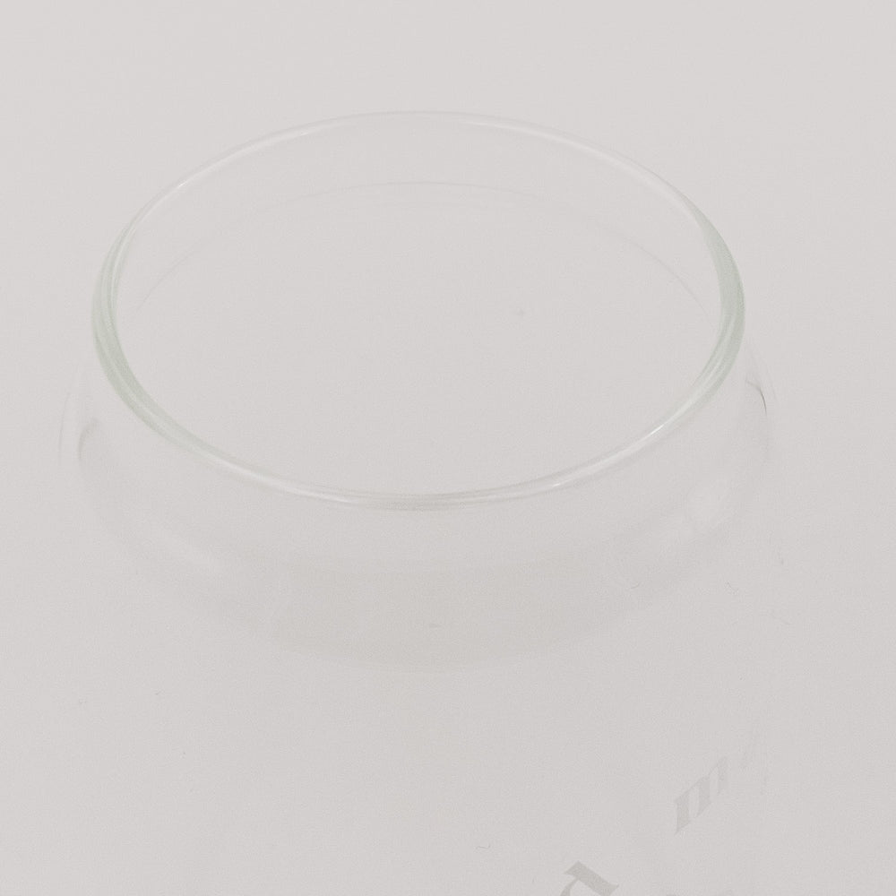 Der Rand von dem minimalistischem Glas in Detailaufnahme. Das minimalistische Design hebt sich vor einem hellen Hintergrund hervor.