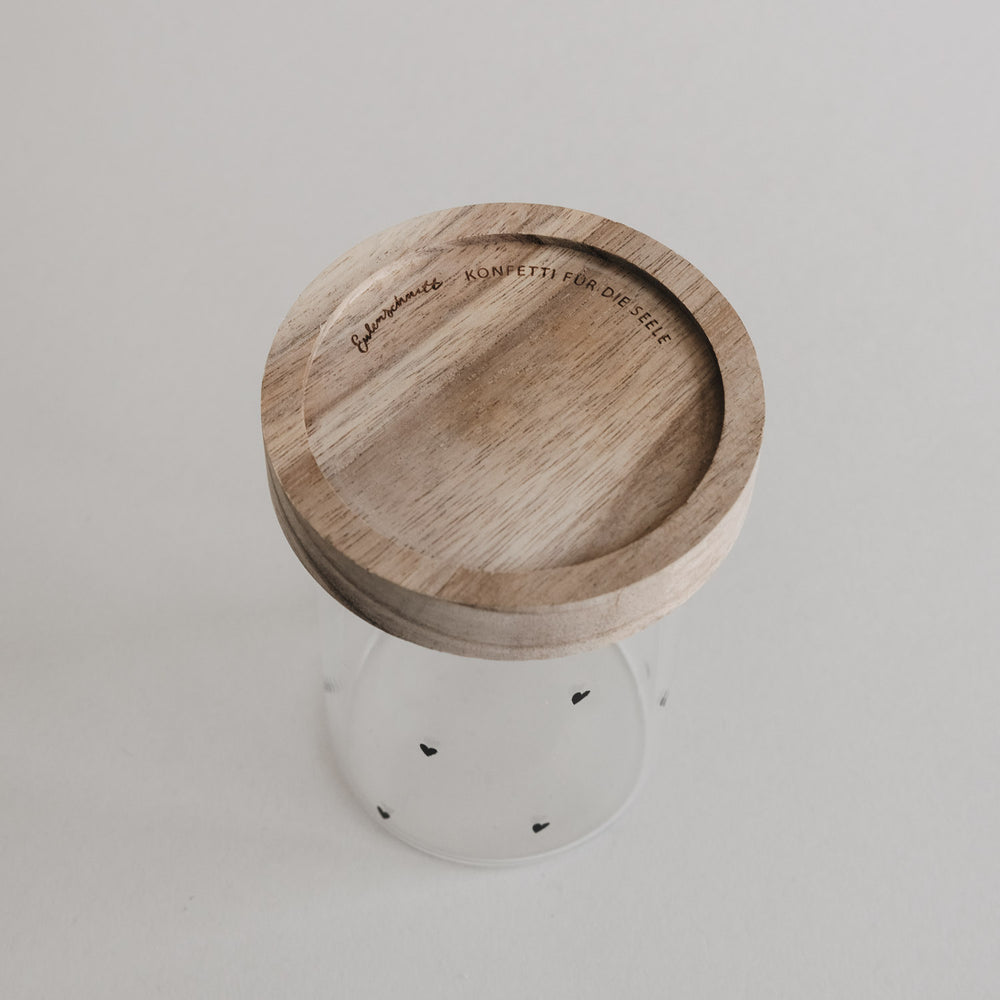 Minivorratsglas mit schwarzen Herzmotiven und Holzdeckel, Draufsicht