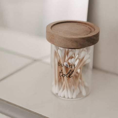 Minivorratsglas mit Holzdeckel und Schriftzug „Du bist toll“, gefüllt mit Wattestäbchen
