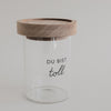 Minivorratsglas mit Holzdeckel und Schriftzug „Du bist toll“ auf weißem Hintergrund