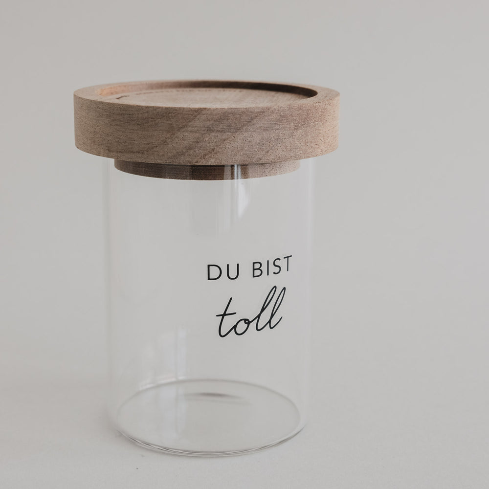 Minivorratsglas mit Holzdeckel und Schriftzug „Du bist toll“ auf weißem Hintergrund