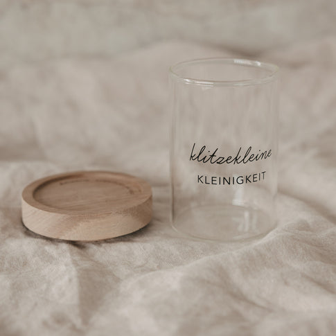 Minivorratsglas mit abgenommenem Holzdeckel und Schriftzug „klitzekleine Kleinigkeit“