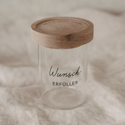Minivorratsglas „Wunscherfüller“ mit Holzdeckel auf hellem Stoff dekoriert