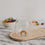Glas Trinkglas mit Regenbogen Motiv auf Holzbrett, minimalistisches Design für Wasser und Getränke