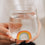 Detail Glas mit Regenbogen Motiv in Händen, minimalistisches Trinkglas für Getränke
