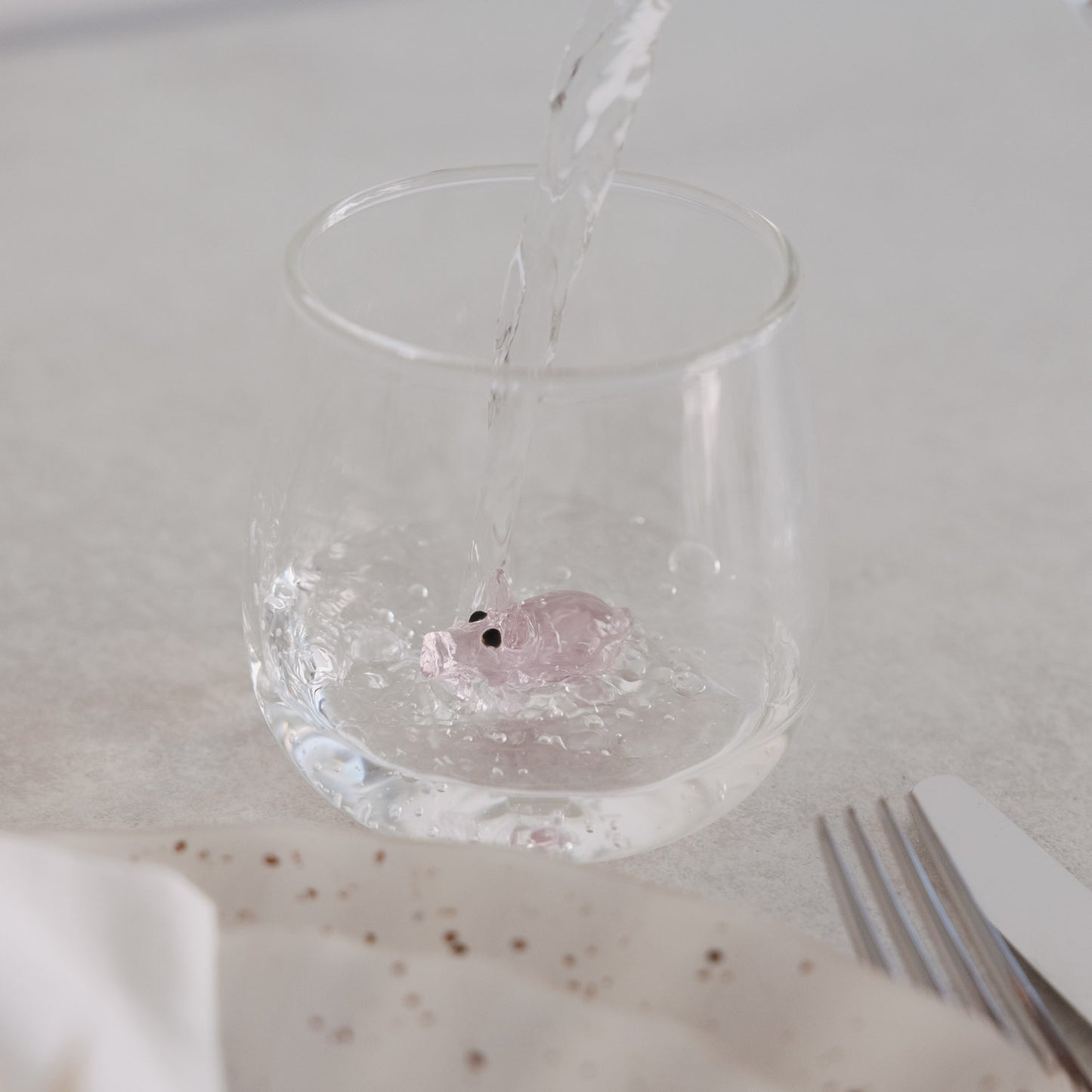 Wasser wird in Glas mit Schwein-Figur gefüllt, doppelwandiges Design für besondere Optik