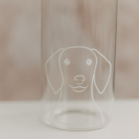 Nahaufnahme des weißen Hundemotivs auf dem transparenten Vorratsglas.