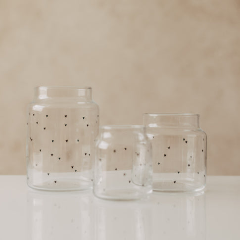 Set aus Glasvasen mit schwarzem Herzmuster in verschiedenen Größen
