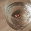 Detailaufnahme des Glasbodens mit rot-weißer Zuckerstange und Eulenschnitt Schriftzug.