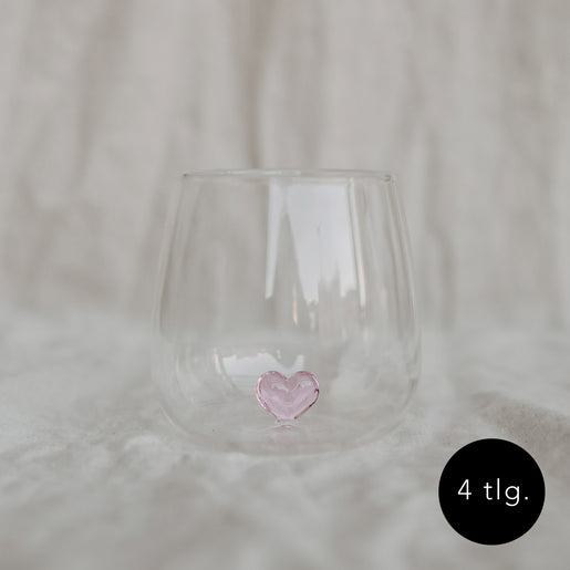 Trinkglas Herzfigur mit rosa Herz im Boden, liebevoll designt von Eulenschnitt – stilvolles Trinkglas auf hellem Stoff fotografiert.