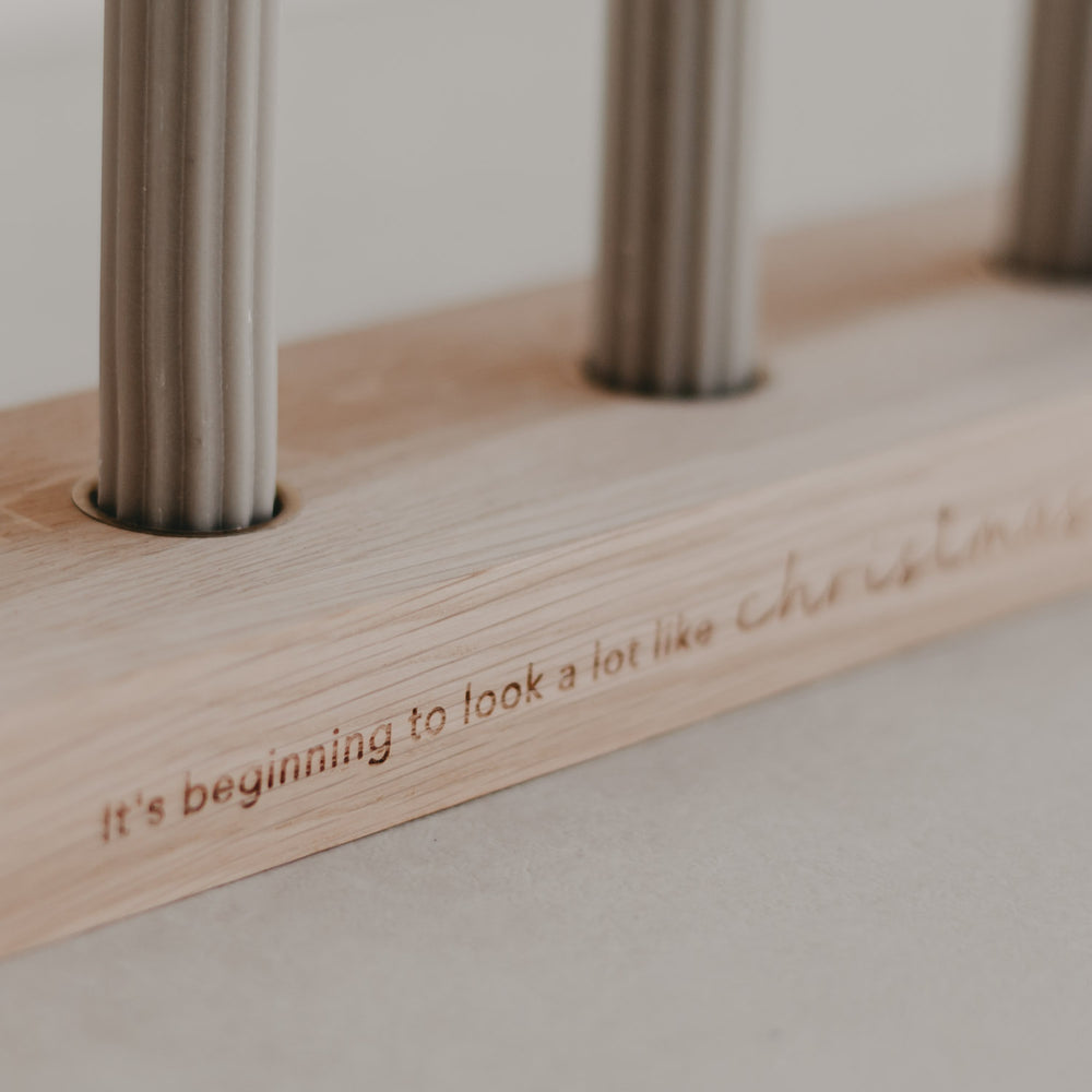 Detailaufnahme Gravur It's beginning to look a lot like Christmas auf Holzkerzenhalter