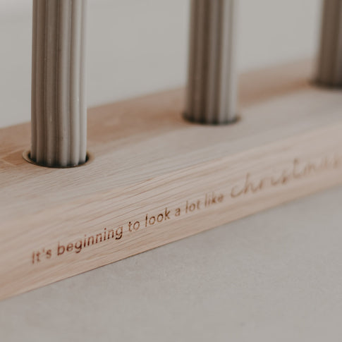 Detailaufnahme Gravur It's beginning to look a lot like Christmas auf Holzkerzenhalter