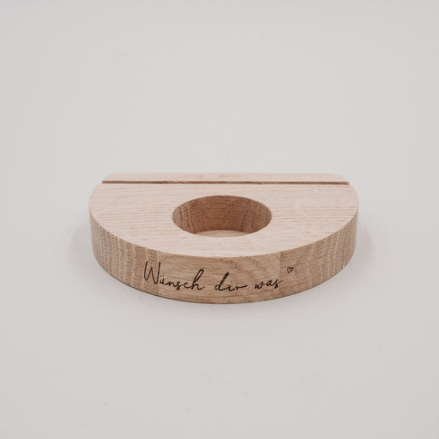 Frontansicht des Holz-Teelicht-Kartenhalters „Wünsch dir was“ mit runder Teelichtmulde.