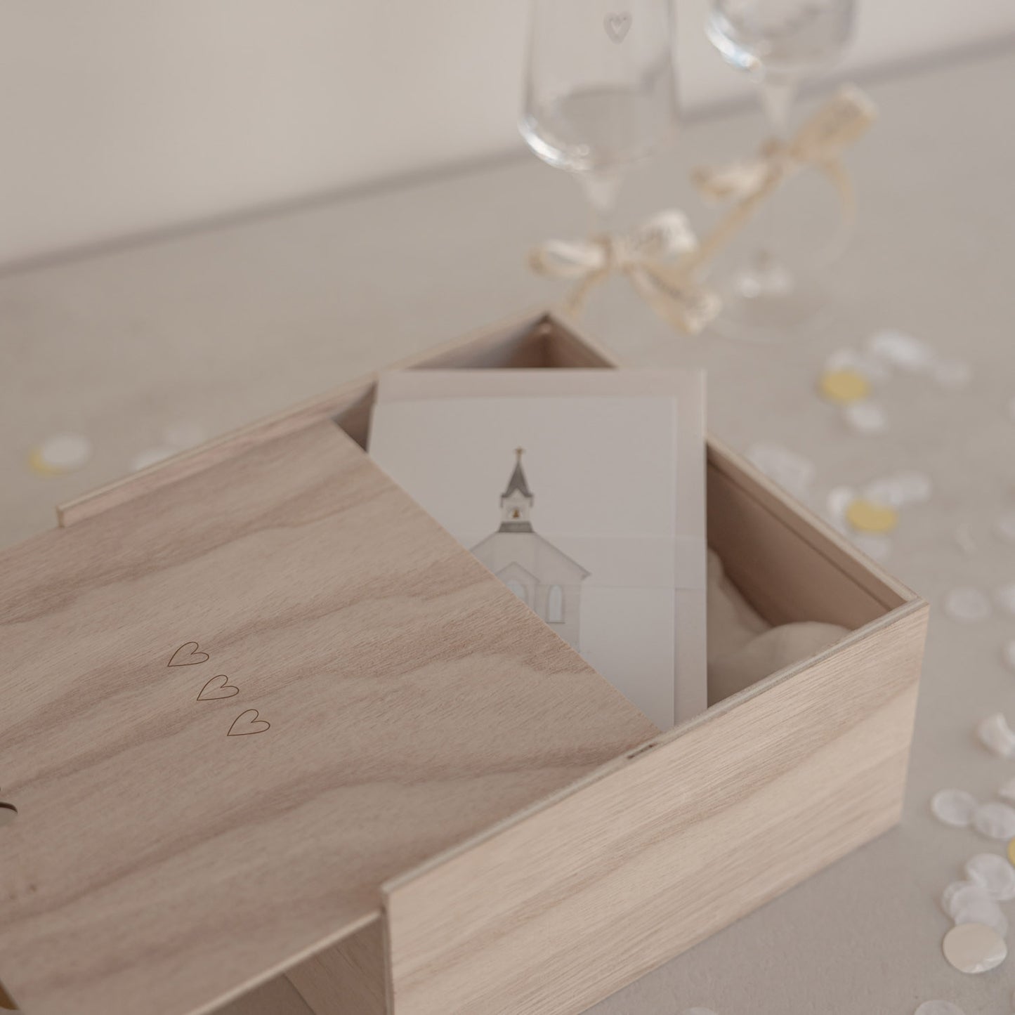 Holz Erinnerungsbox mit Schiebedeckel und Herzgravur, gefüllt mit Karte, stilvolle Aufbewahrung für besondere Momente