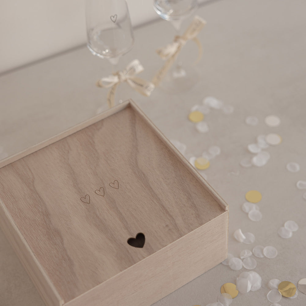 Schlichte Holzbox mit Herzmotiv und Gravur, dekorative Erinnerungsbox für Hochzeit oder besondere Anlässe