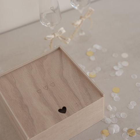 Schlichte Holzbox mit Herzmotiv und Gravur, dekorative Erinnerungsbox für Hochzeit oder besondere Anlässe