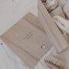 Holz Erinnerungsbox mit Gravur und Herzdetail, minimalistische Aufbewahrung für Baby Erinnerungen