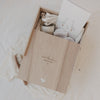 Holz Erinnerungsbox mit Gravur und Babyset, stilvolle Geschenkbox für Neugeborene und Erinnerungen