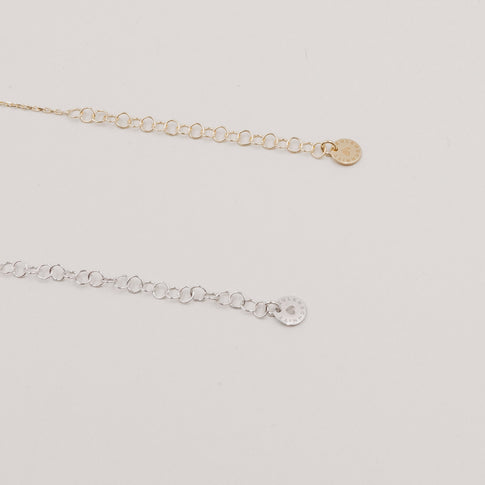 Nahaufnahme des Verlängerungskettchens vom Armband Jackie Gold & Silber.