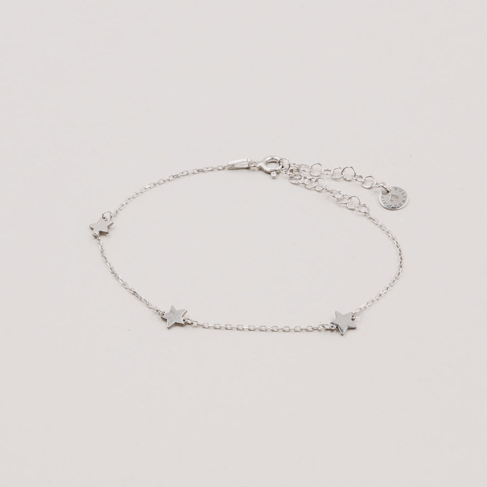 Produktansicht des Armbands Jackie Silber mit drei Sternen aus Edelstahl auf weißem Untergrund.