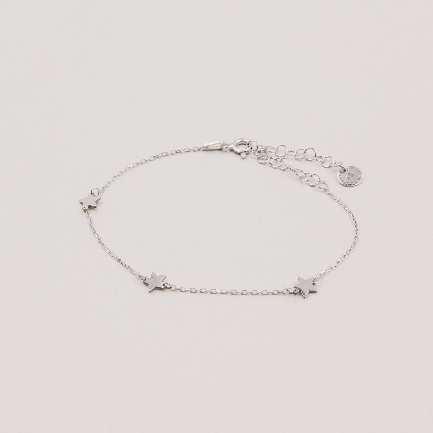 Produktansicht des Armbands Jackie Silber mit drei Sternen aus Edelstahl auf weißem Untergrund.