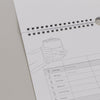 Familienkalender 2026 mit Illustration zweier Hände und Becher, Feiertage wie Allerheiligen in Spaltenübersicht sichtbar.