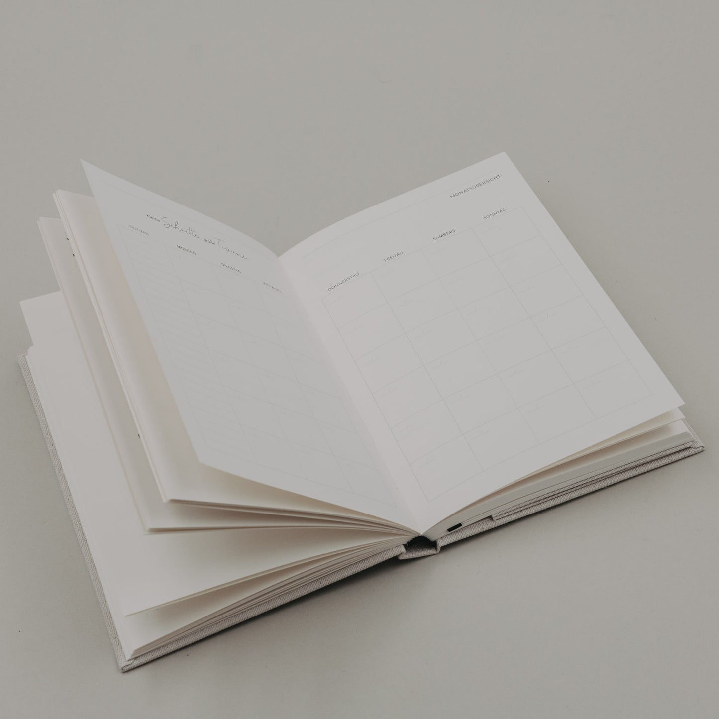 Geöffneter Kalender Neues Glück mit Monatsübersicht und übersichtlichem Layout.