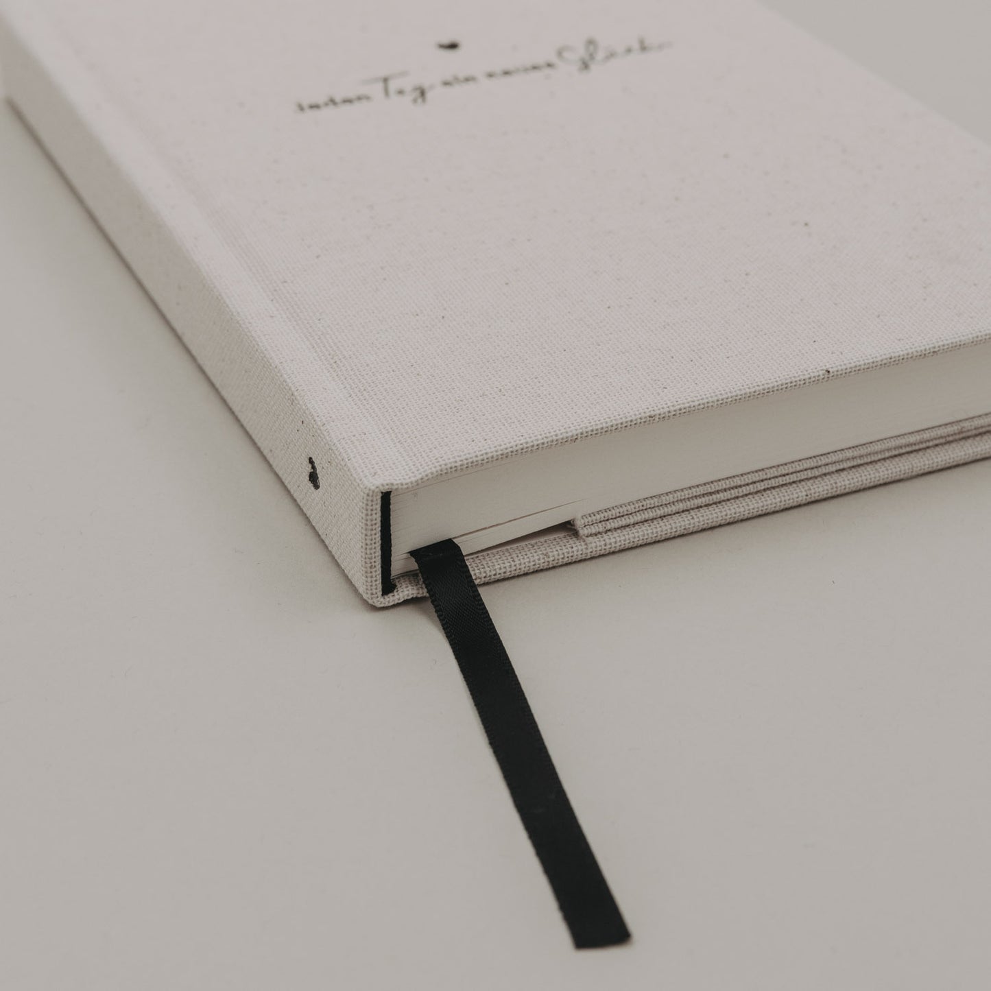 Detailansicht des Kalenders Neues Glück mit schwarzem Lesebändchen und Leinenrücken.