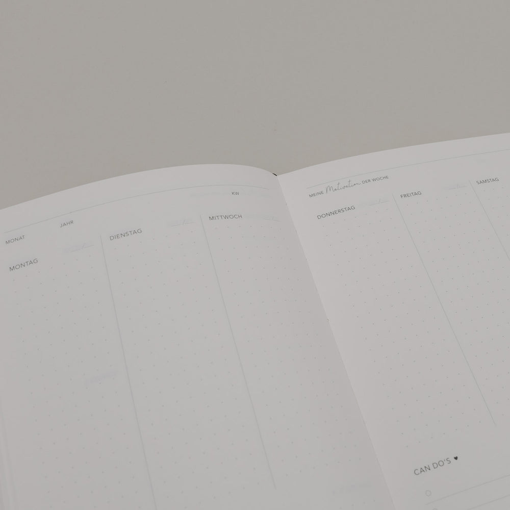 Detail der Wochenplanung im undatierten Kalender mit klarer Tagesstruktur von Montag bis Sonntag