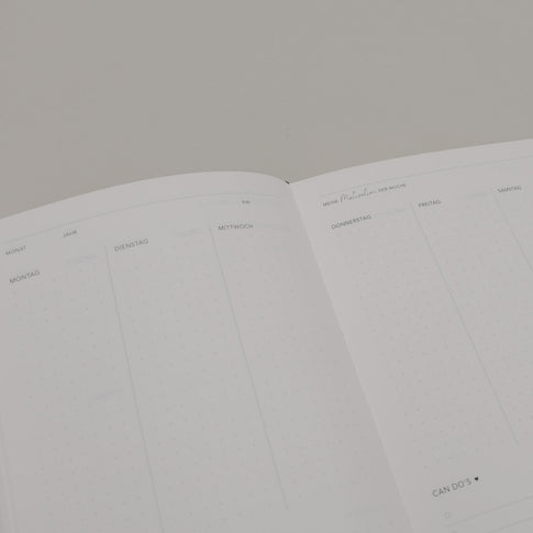 Detail der Wochenplanung im undatierten Kalender mit klarer Tagesstruktur von Montag bis Sonntag