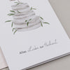 Klappkarte mit Illustration einer dreistöckigen Hochzeitstorte und dem Schriftzug 'Alles Liebe zur Hochzeit'