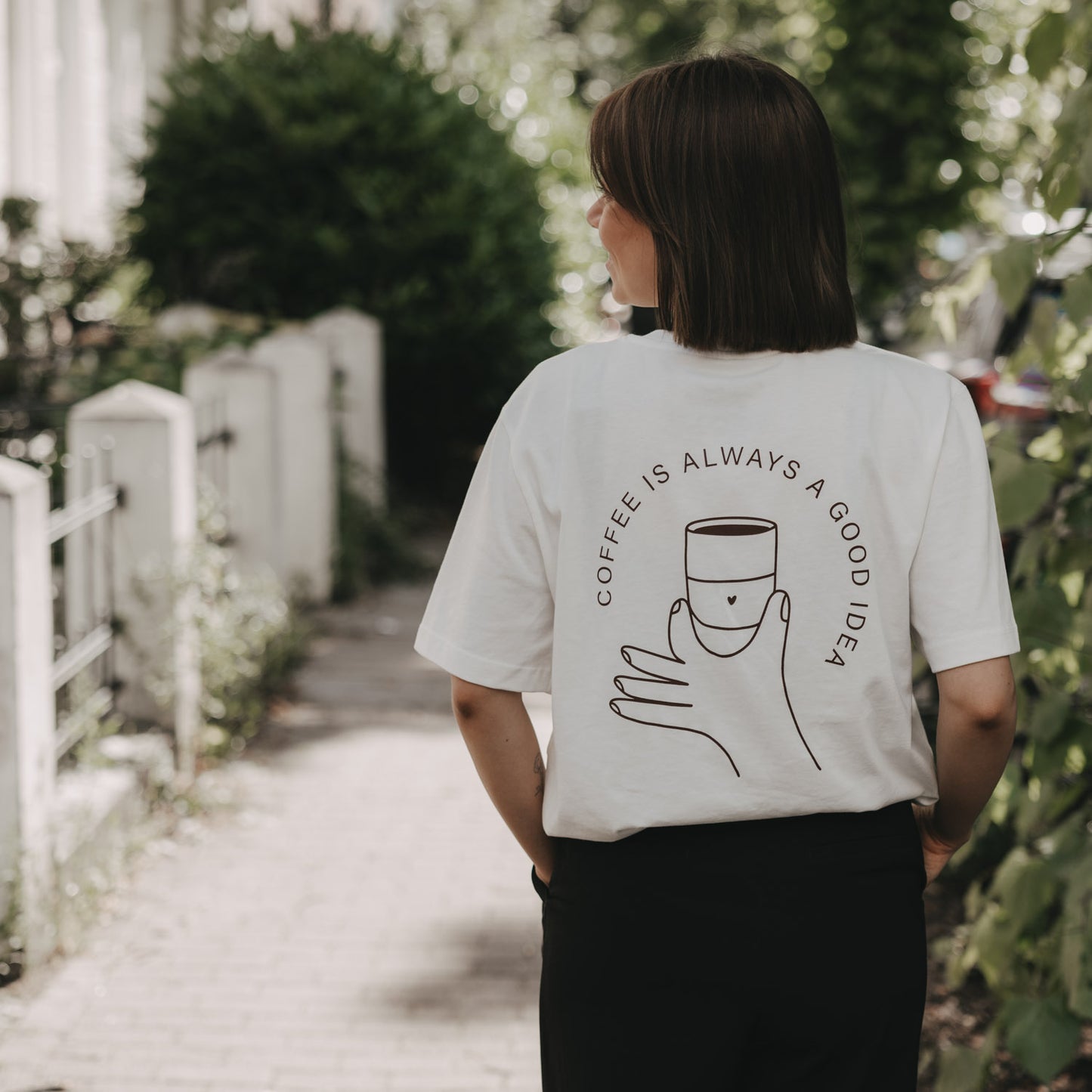 Rückansicht T-Shirt mit Print „Coffee is always a good idea“ und Illustration