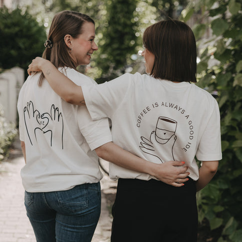 Zwei Frauen in bedruckten T-Shirts mit Kaffee-Motiv, Rückenansicht