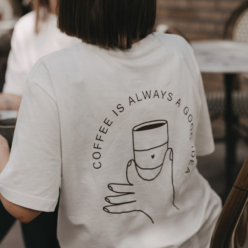 Rückansicht T-Shirt mit Print „Coffee is always a good idea“ und Illustration