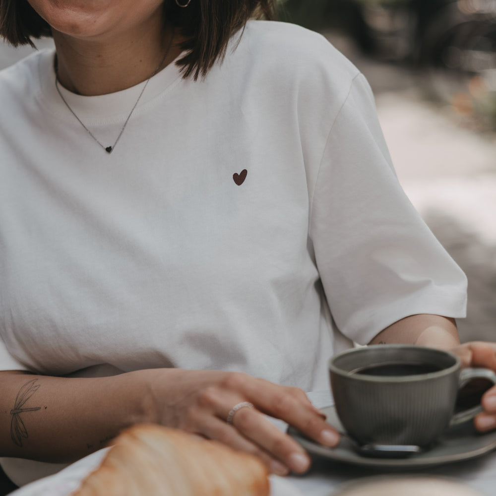 Detail weißes T-Shirt mit kleinem Herz-Print und Kaffeetasse
