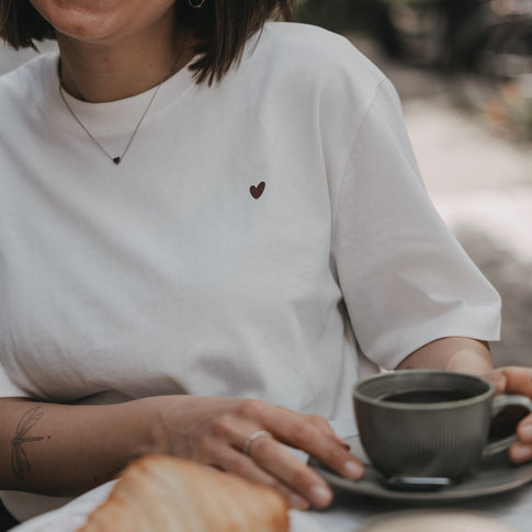 Detail weißes T-Shirt mit kleinem Herz-Print und Kaffeetasse