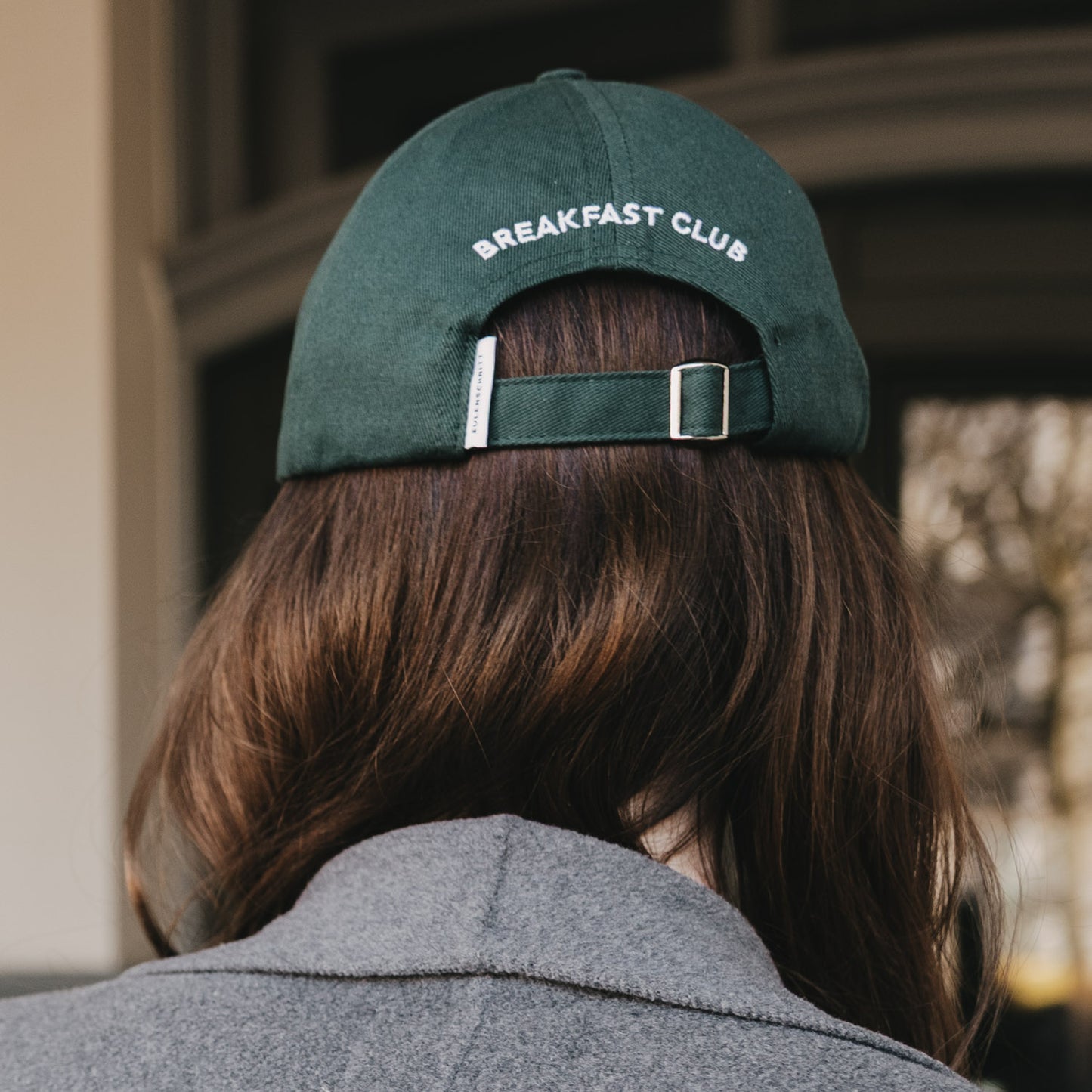 Rückansicht dunkelgrüne Cap mit Schriftzug „Breakfast Club“ und verstellbarem Verschluss