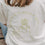 Detailaufnahme Print „Matcha is always a good idea“ auf weißem T-Shirt