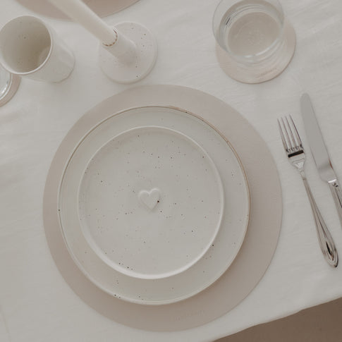 Oberes Tischgedeck mit Herz-Platzset und Untersetzer in Creme von Eulenschnitt.