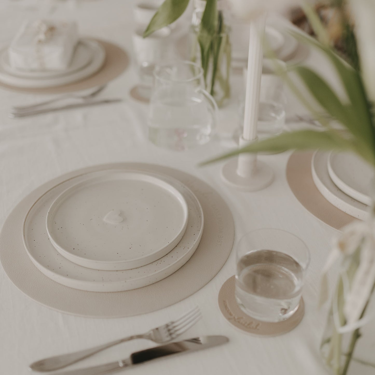 Keramikgeschirr mit Herzdetail auf rundem Platzset in Creme von Eulenschnitt.