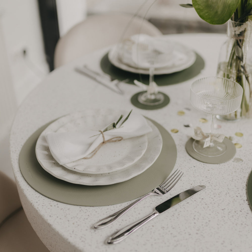 Detailaufnahme eines gedeckten Tellers auf dem hellgrünen Platzset Herz Grün.