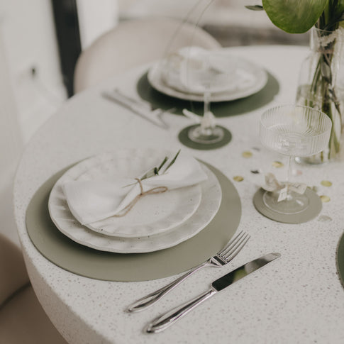 Detailaufnahme eines gedeckten Tellers auf dem hellgrünen Platzset Herz Grün.