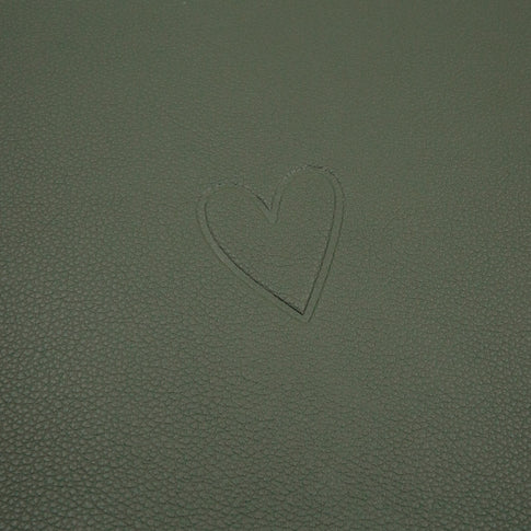 Eingeprägtes Herzmotiv auf der dunkleren grünen Seite des wendbaren Platzsets Herz Grün.