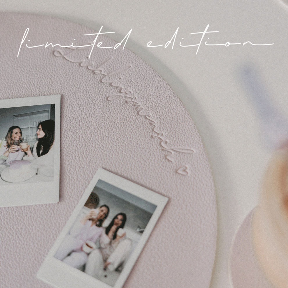 Wendbare Platzsets „Lieblingsmensch“ in Flieder auf gedecktem Tisch mit Keramikgeschirr, Beeren und Getränk.