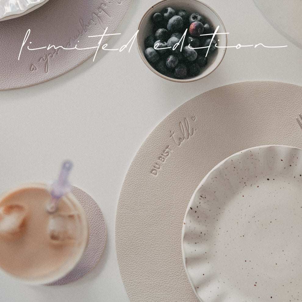 Detailansicht Platzset „Du bist toll“ Flieder mit eingeprägtem Schriftzug und Schale mit Blaubeeren