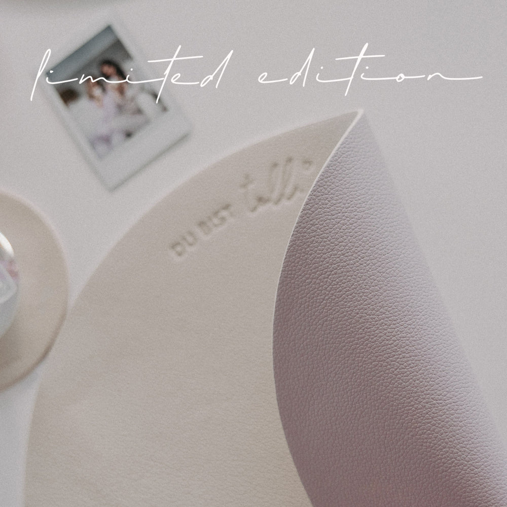 Detailaufnahme wendbares Platzset „Du bist toll“ Flieder, geprägter Schriftzug und feine Lederstruktur