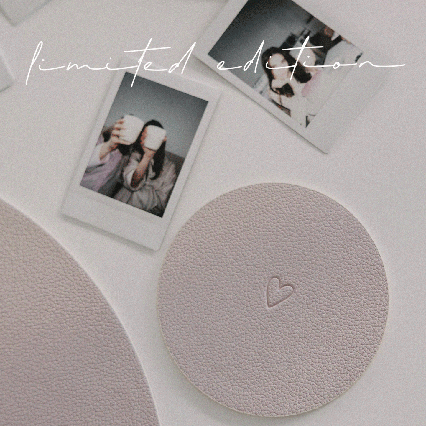 Wendbarer Untersetzer Herz in Flieder und Creme im Einsatz, rutschfest und pflegeleicht