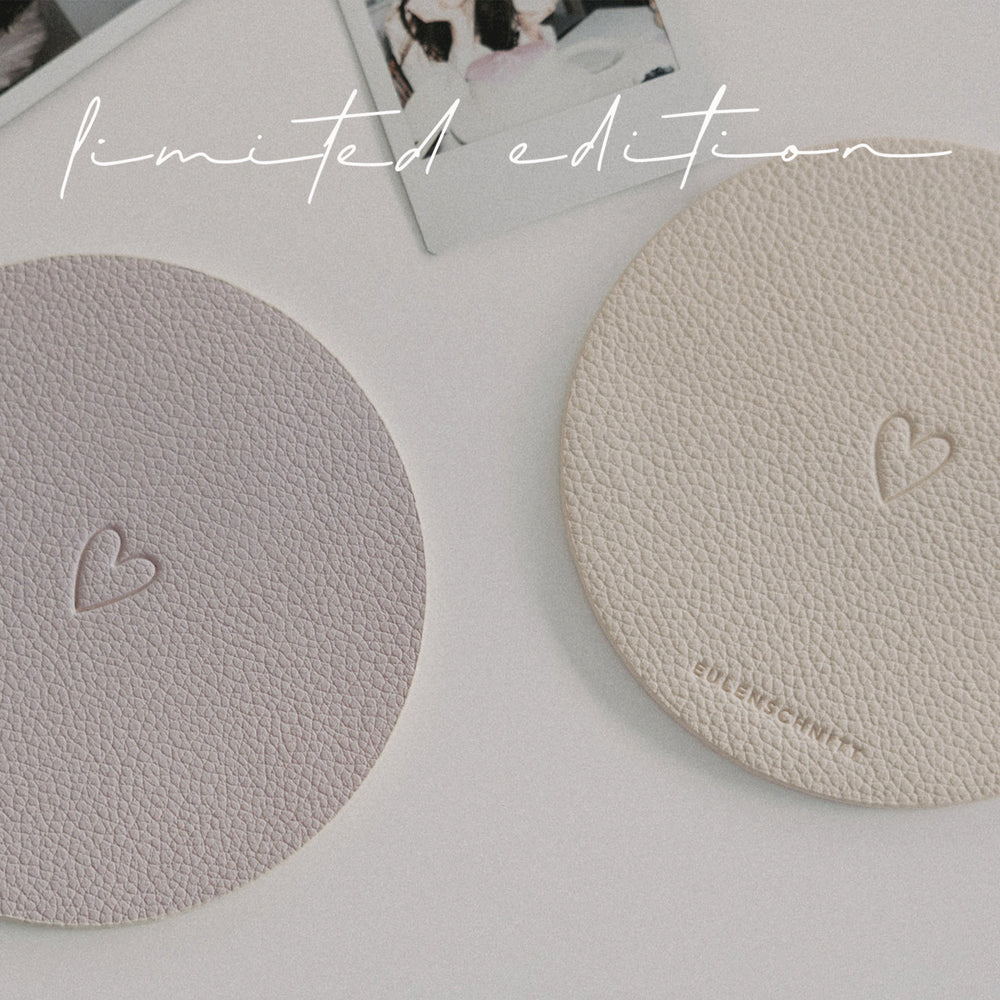 Zwei runde Untersetzer Herz in Flieder und Creme, beidseitig nutzbar, elegantes Tischdesign