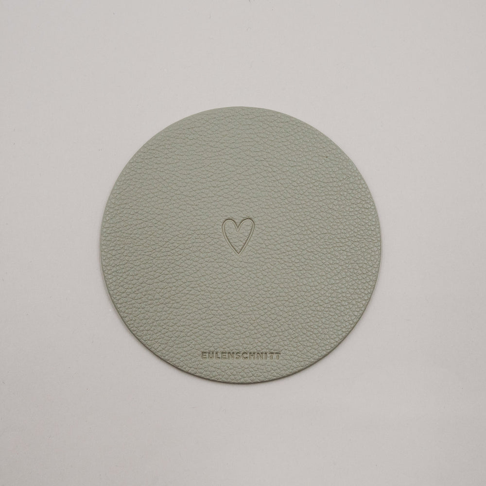 Wendbarer Untersetzer in Hellgrün mit Herzprägung und Eulenschnitt-Logo.